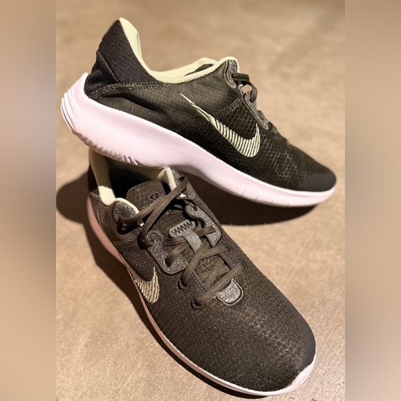 Nike Mens Flex Experience Run 11 Training Shoe Dark Green/white 11.5 Gently-Used - Picture 6 of 6